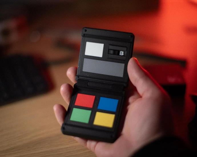 Kōlor in someone's hand