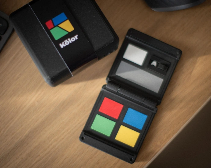 Kōlor next to its packaging.