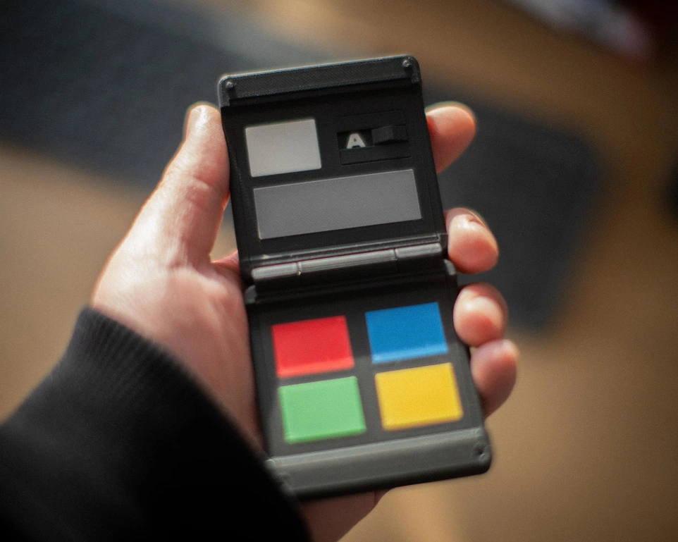 Kōlor in someone's hand